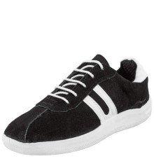 Черные кроссовки