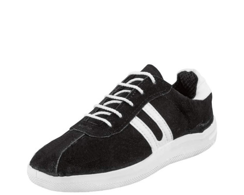 Черные кроссовки